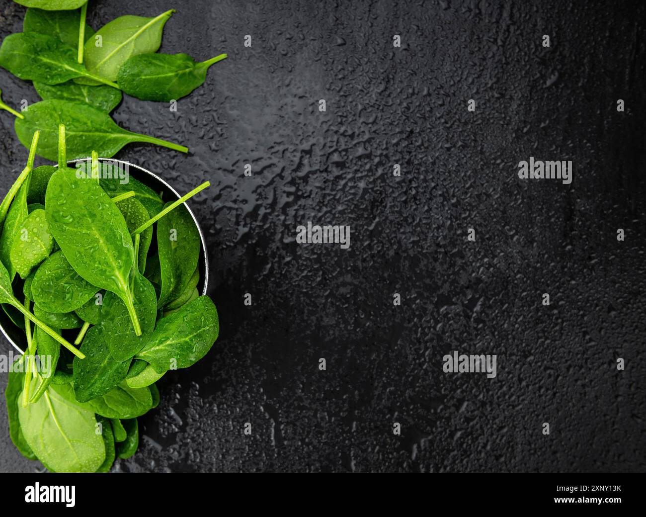Porzione di Spinach fresco come scatto di primo piano dettagliato (fuoco selettivo) Foto Stock