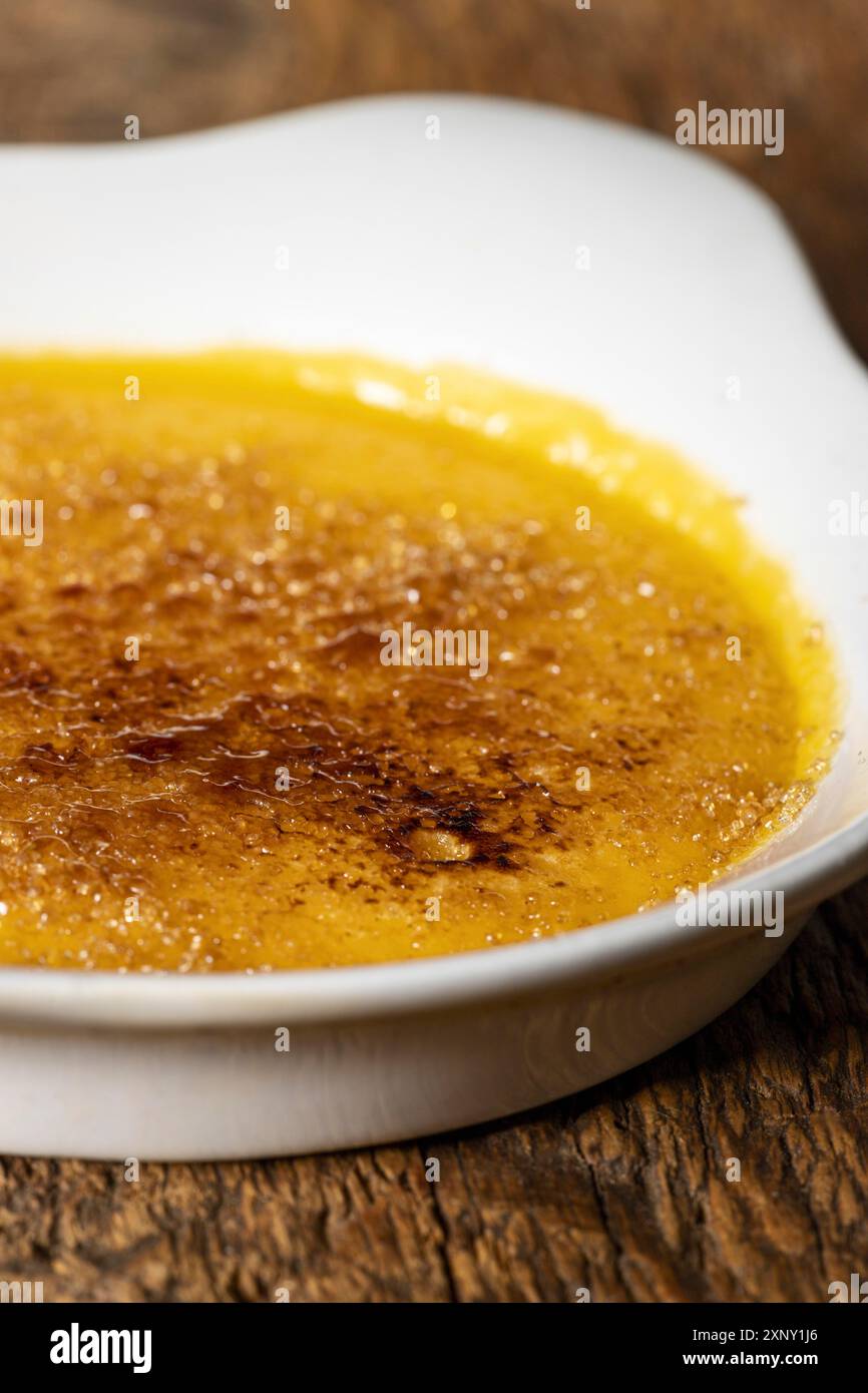 Creme brulee su legno scuro Foto Stock