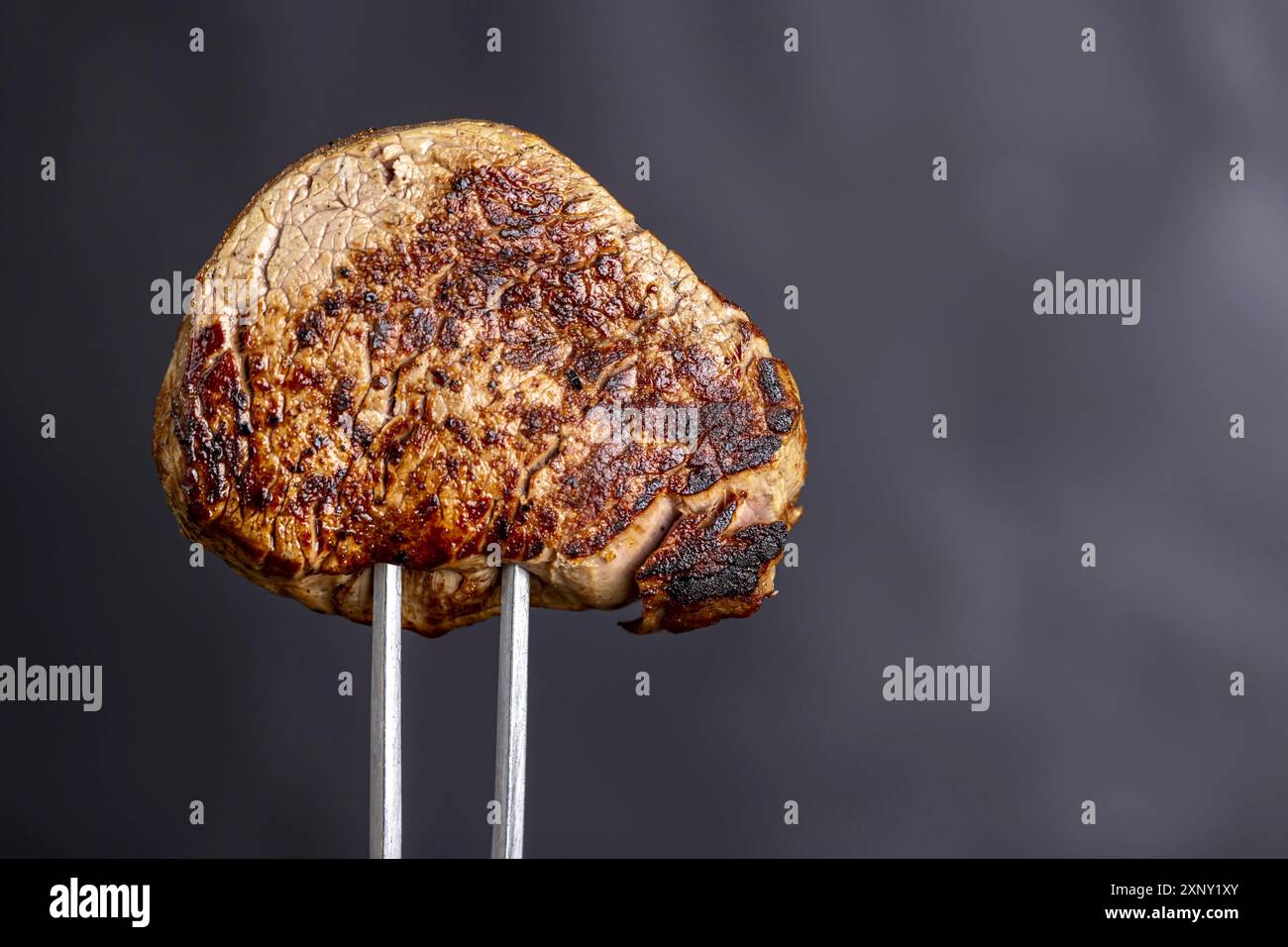 Bistecca alla griglia su una forchetta di carne Foto Stock