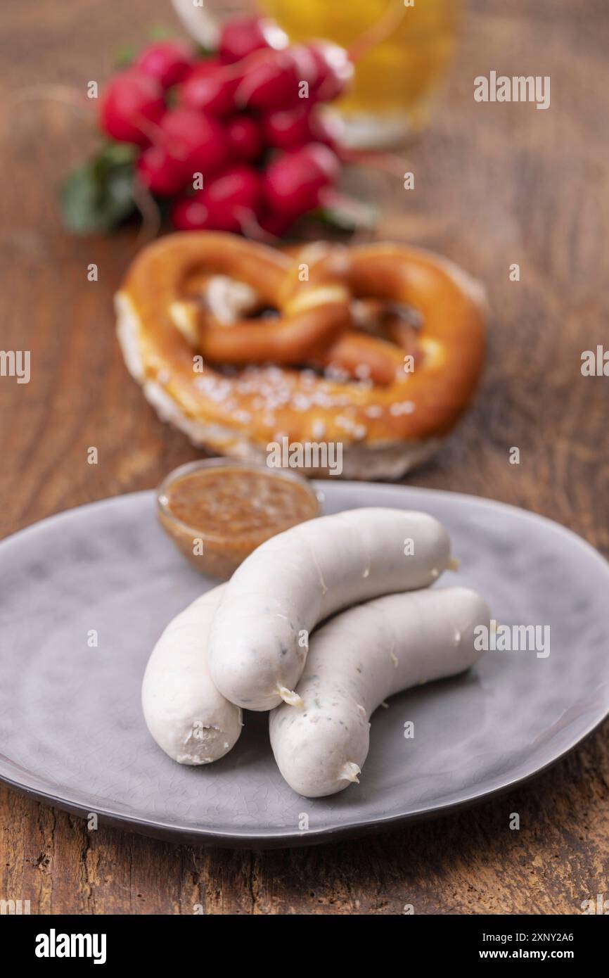 Salsiccia di vitello bavarese con pretzel Foto Stock