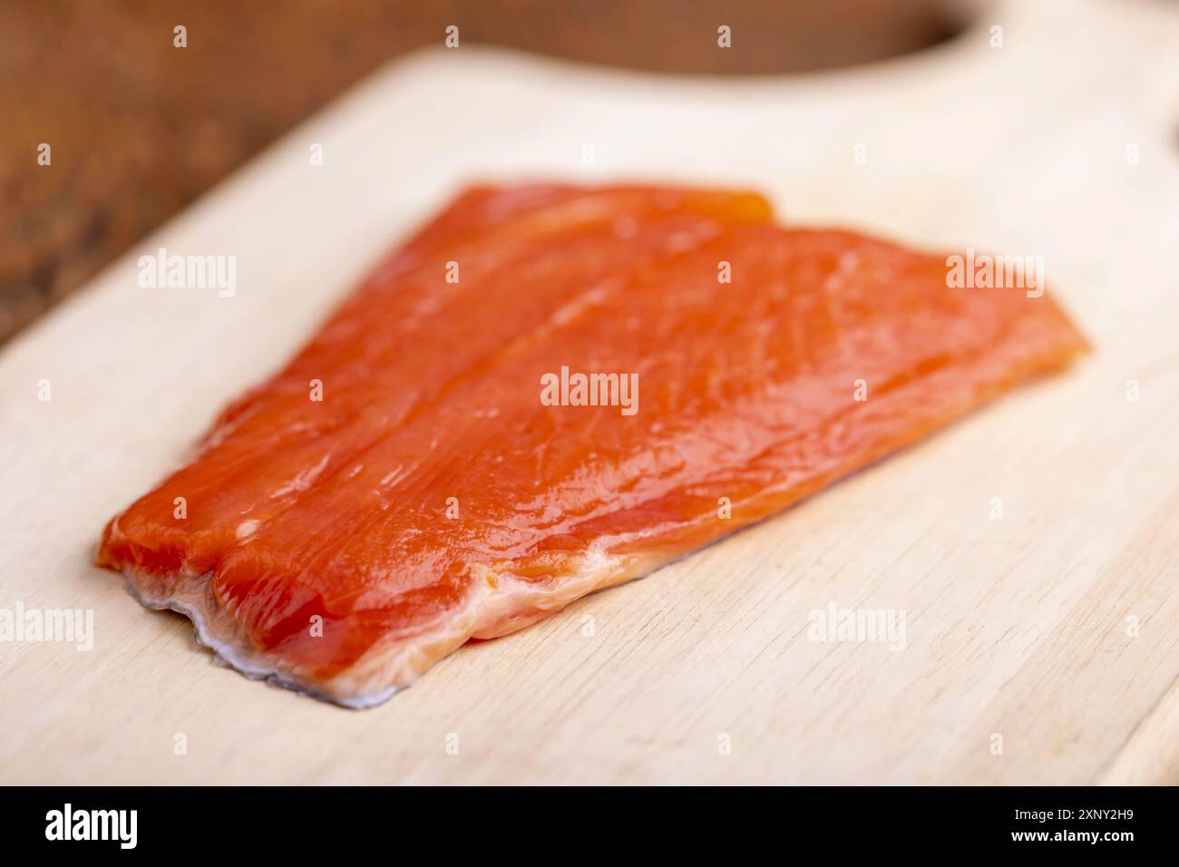 Salmone crudo sul legno Foto Stock