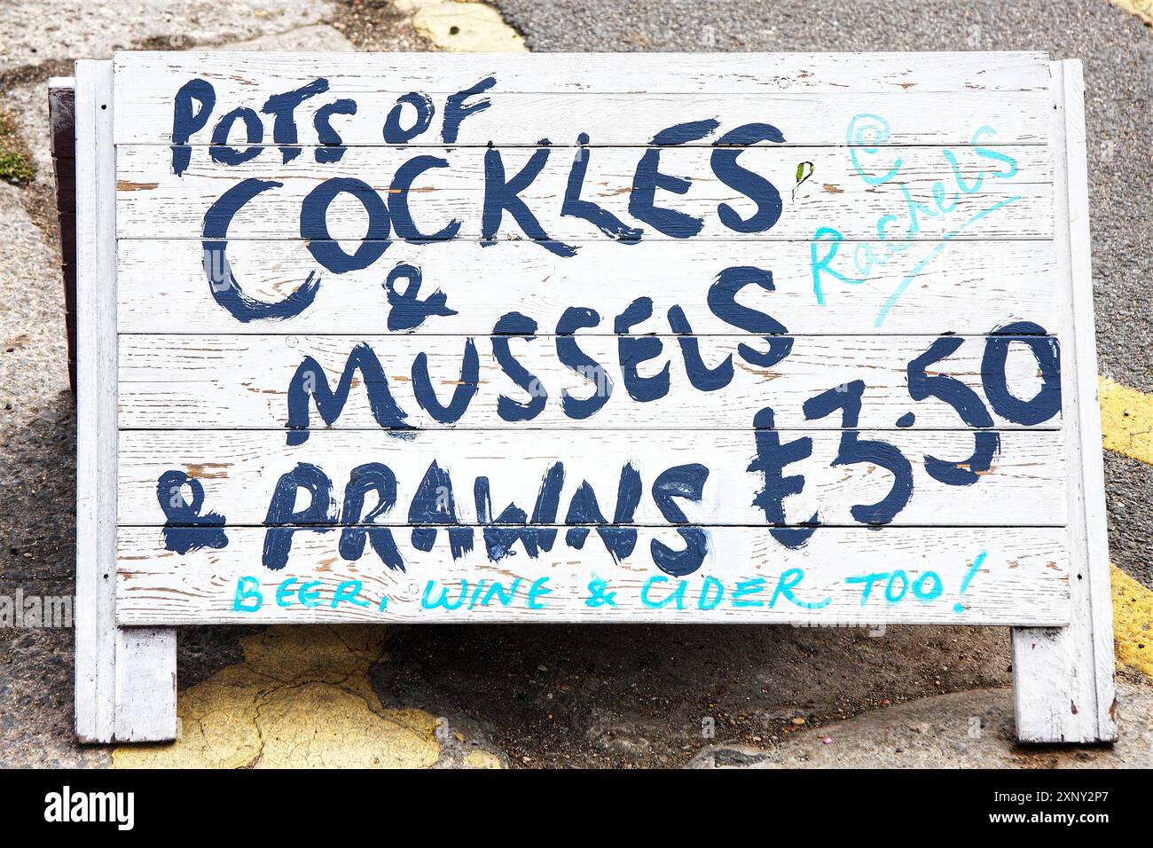 Insegna il pesce a forma di coccodrilli cozze e gamberi sul mare britannico Foto Stock