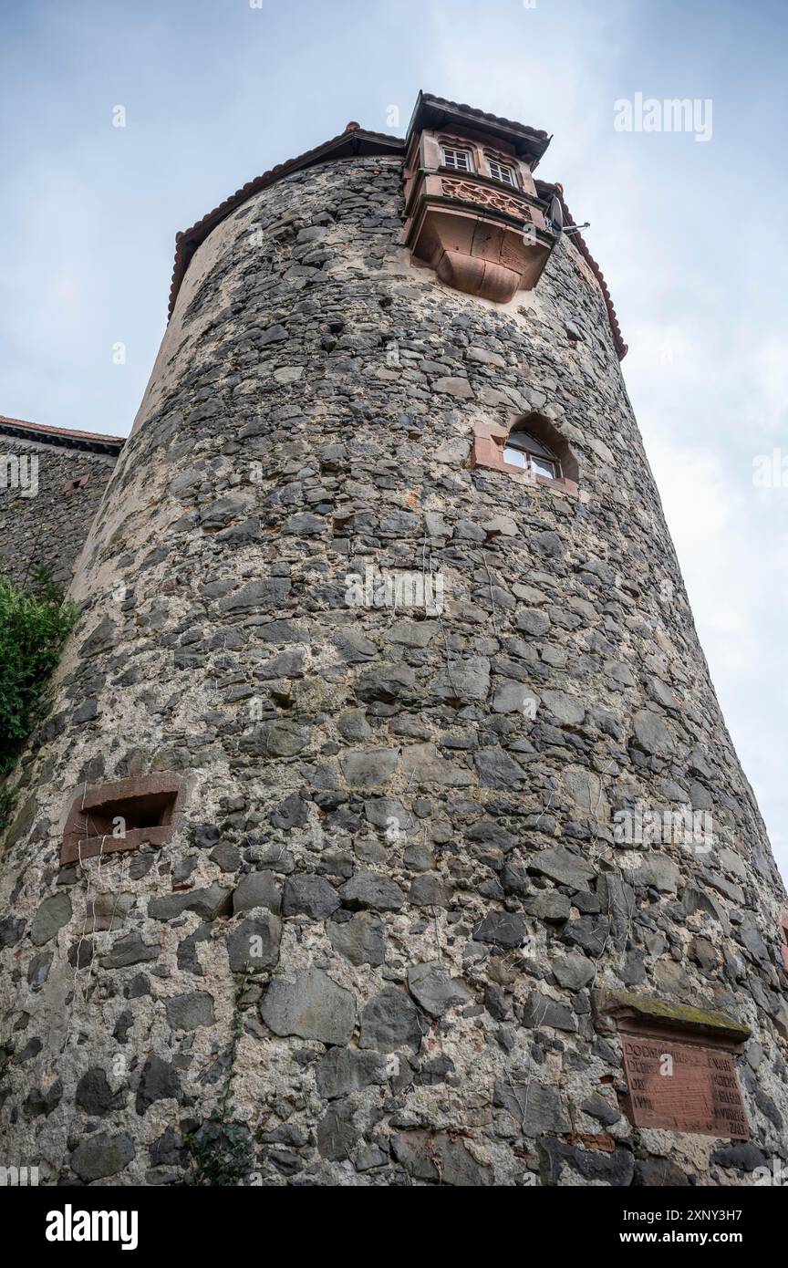 Torre Vecchia al Castello di Ronneburg con balcone durante le giornate nuvolose, vista da basso angolo, Germania, ripresa verticale Foto Stock