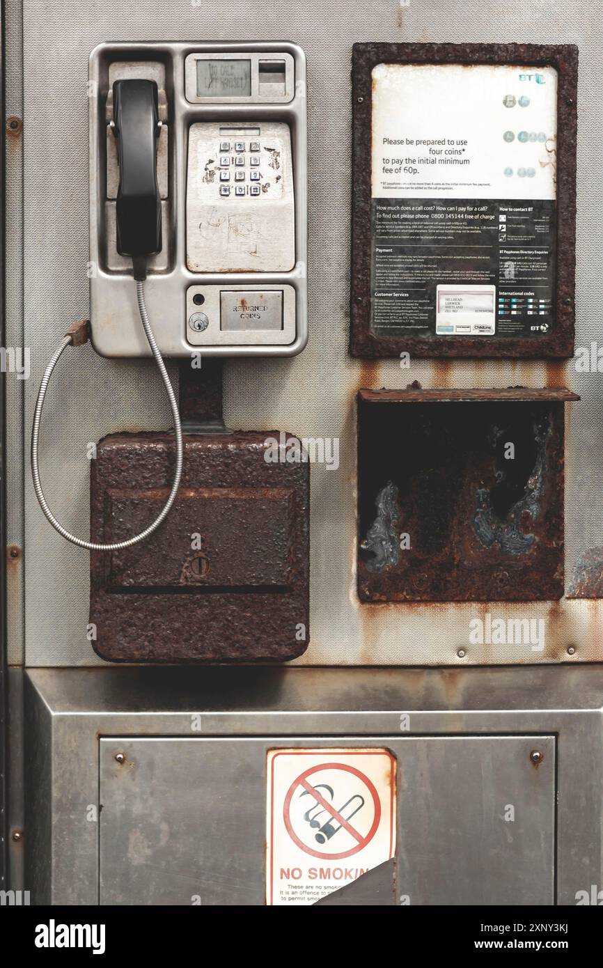 All'interno di una vecchia cabina telefonica, cabina telefonica color metallo argento, scatto verticale Foto Stock