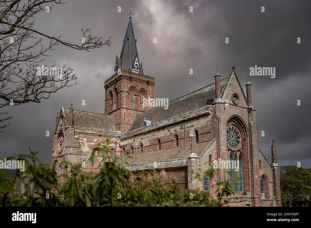 Cattedrale di San Magnus a Kirkwall, Scozia durante il temporale Foto Stock