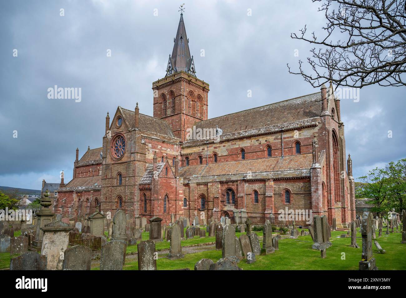 Cattedrale di San Magnus a Kirkwall, Scozia durante una giornata nuvolosa Foto Stock