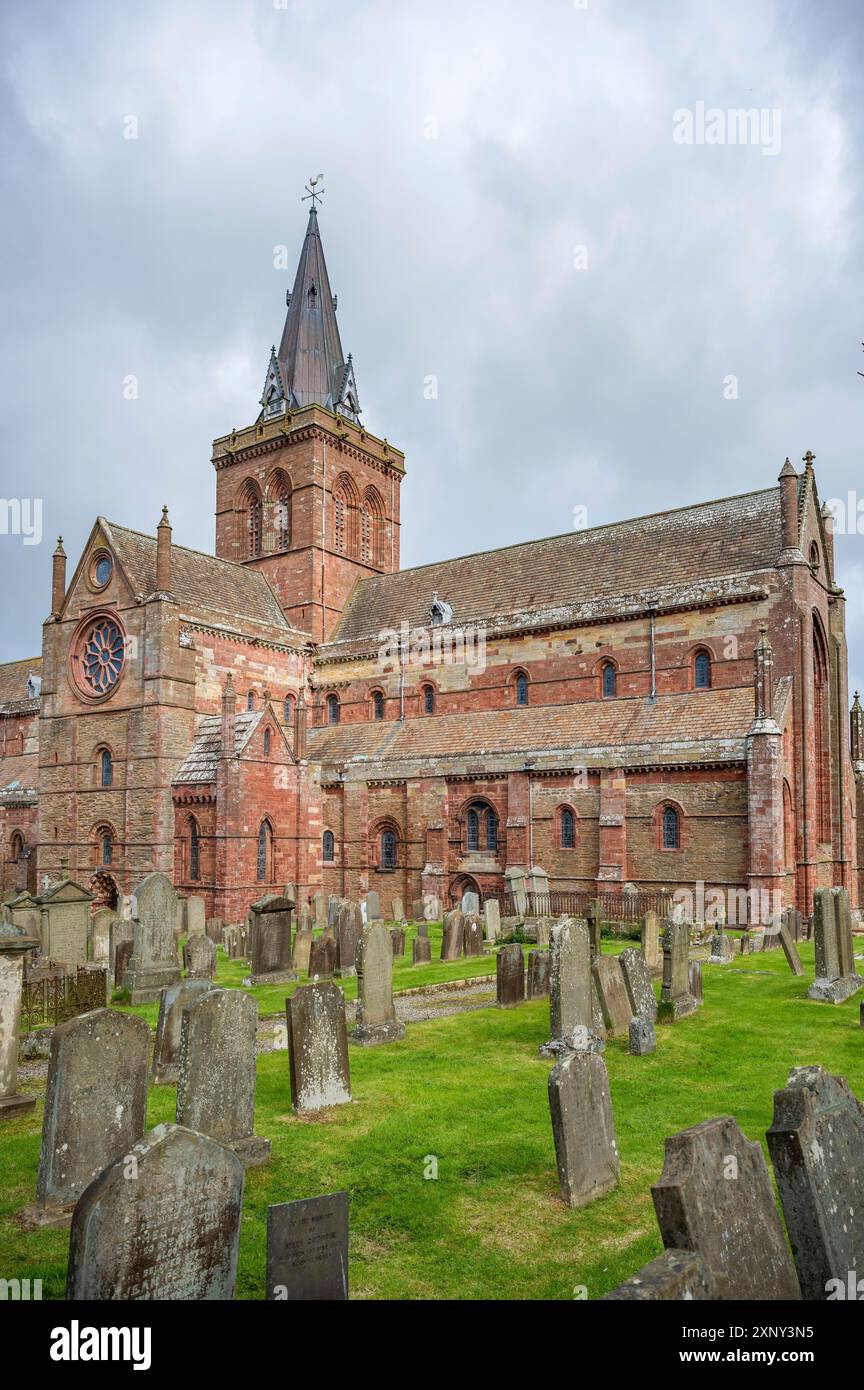Cattedrale di San Magnus a Kirkwall, Scozia, durante il giorno nuvoloso, scatto verticale Foto Stock