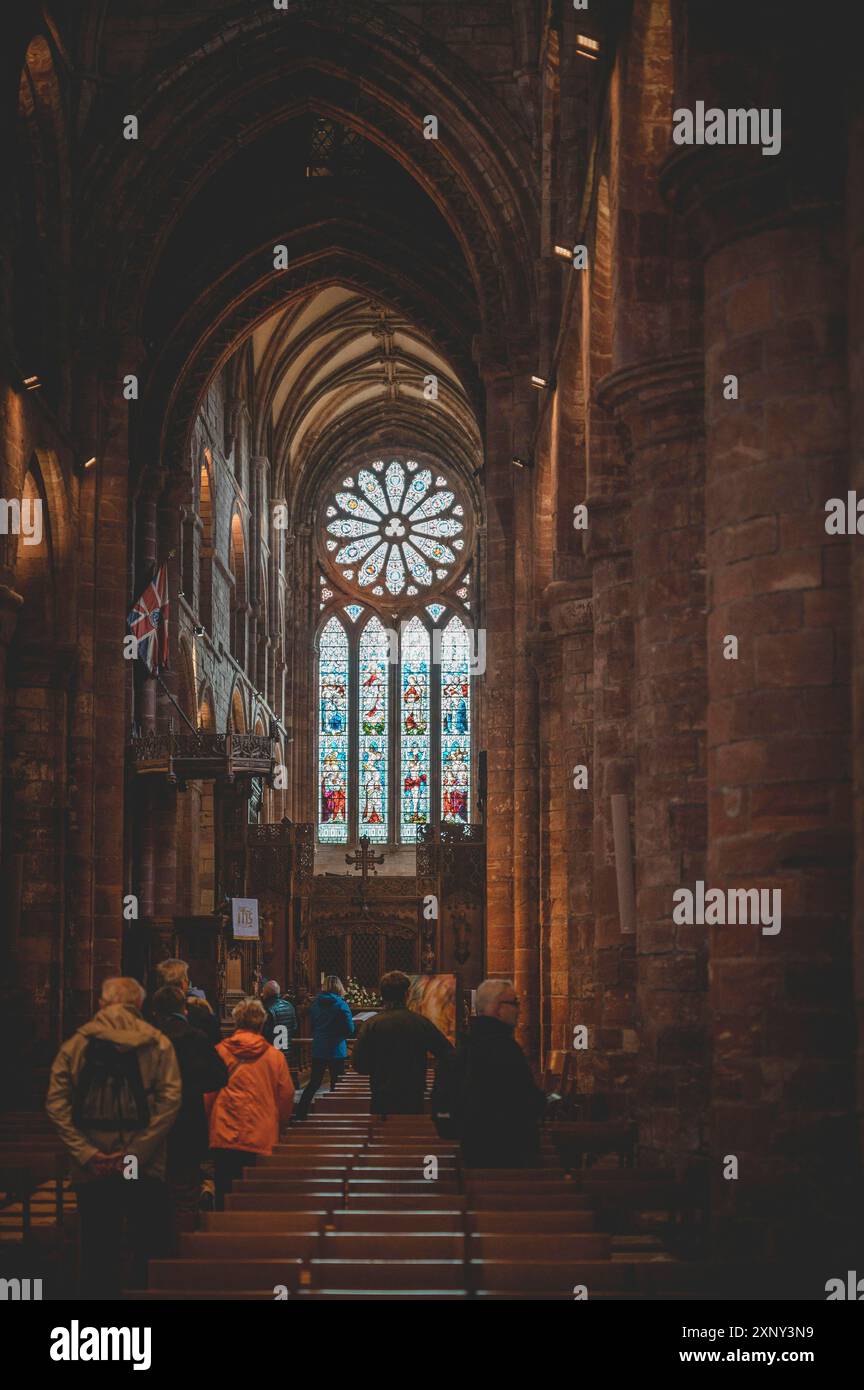 Illuminata all'interno della cattedrale di San Magno a Kirkwall, Scozia, ripresa verticale Foto Stock