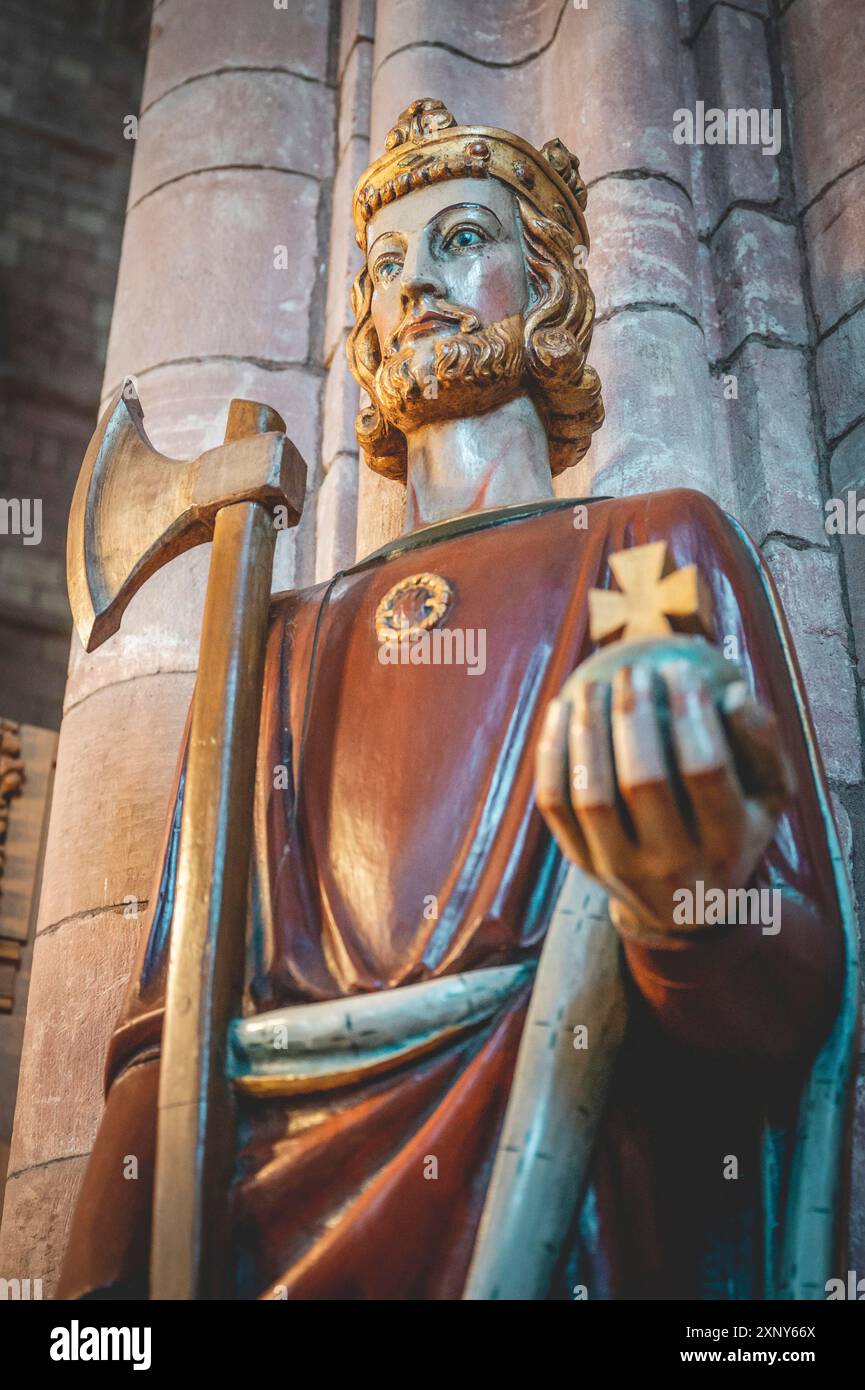 Primo piano Re che regge una ricca mela, ascia e croce, all'interno della cattedrale di San Magnus, vista dall'alto, Kirkwall, Scozia, ripresa verticale Foto Stock