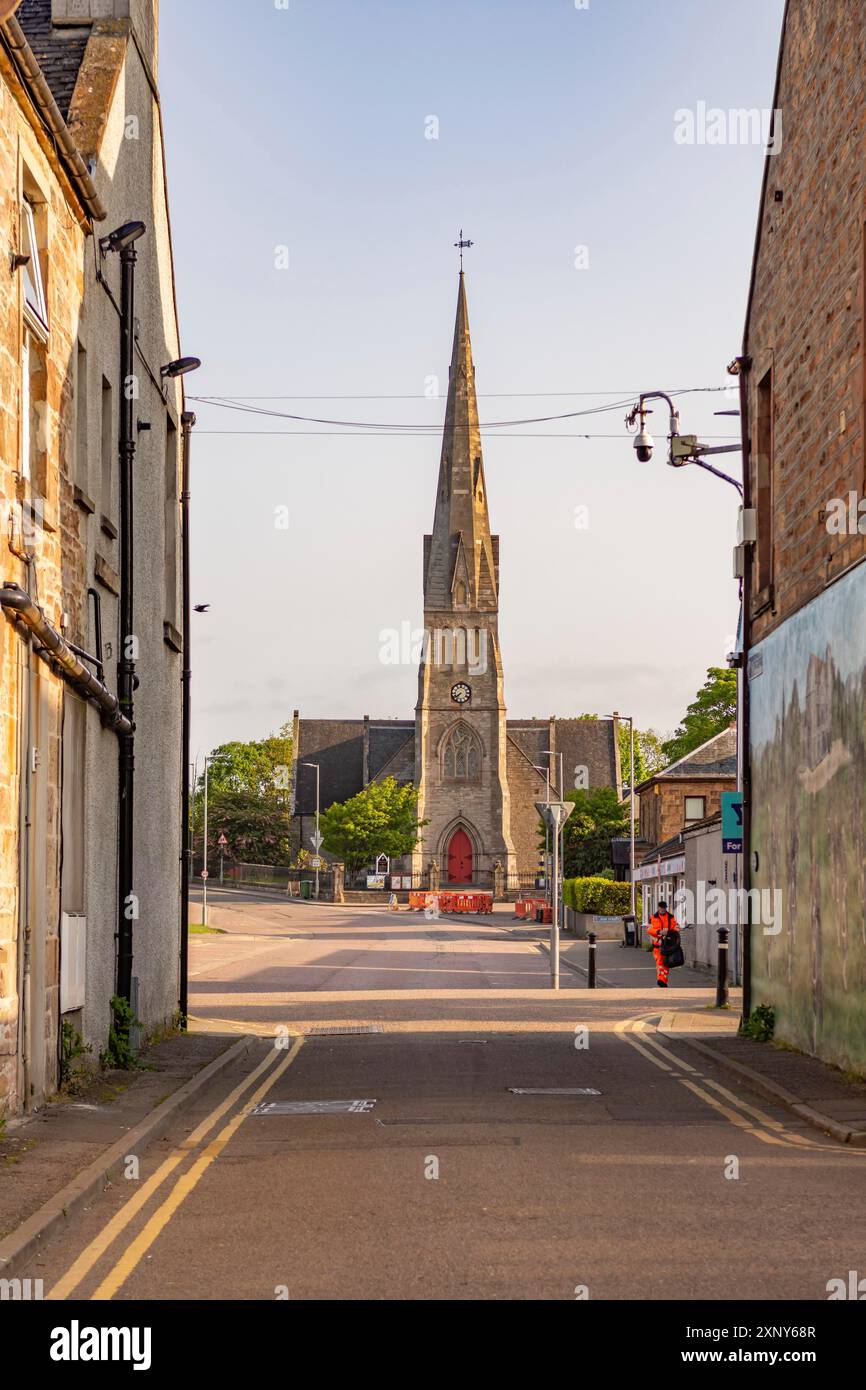 Chiesa di Scozia, Chiesa Parrocchiale di Invergordon con facciata dell'edificio davanti all'alba, foto verticale Foto Stock