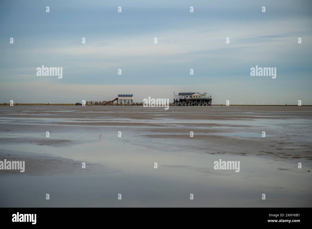 Salt and Silver Restaurant Cafe vicino a St. Peter Ording con palafitte in lontananza la sera, spiaggia con acqua di fronte al Mare del Nord Foto Stock