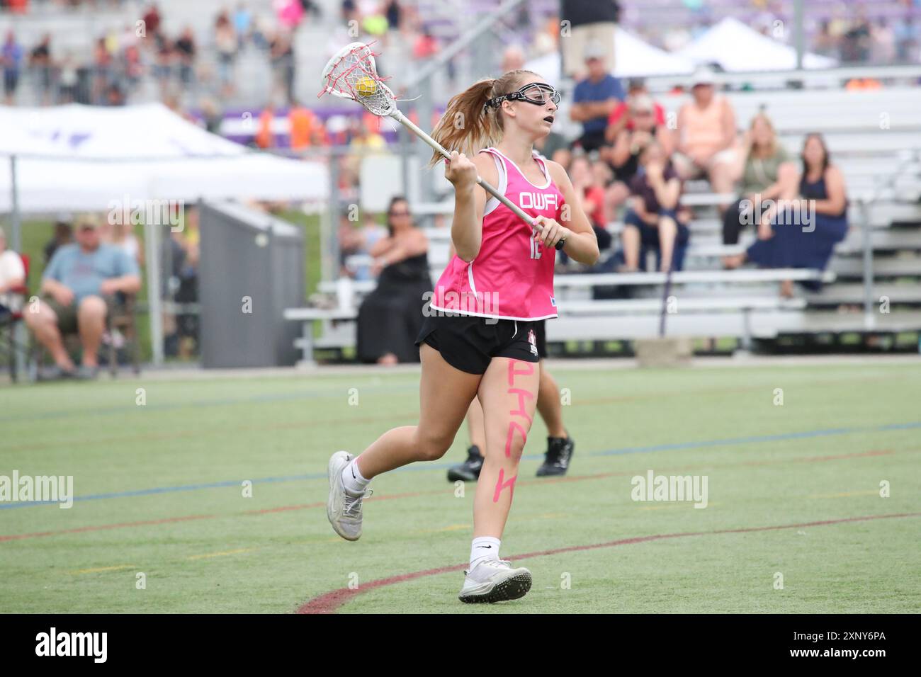 Londra, Canada. 2 agosto 2024. La Western University ospita l'evento di Field lacrosse al Mustangs Field in occasione delle partite estive dell'Ontario del 2024. Gabriella Petrusa (12) del Team Pink. Crediti: Luke Durda/Alamy Live News Foto Stock