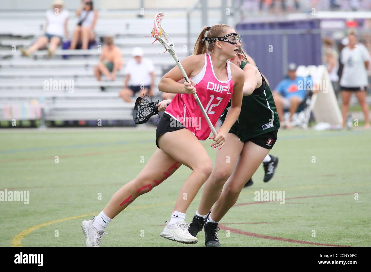 Londra, Canada. 2 agosto 2024. La Western University ospita l'evento di Field lacrosse al Mustangs Field in occasione delle partite estive dell'Ontario del 2024. Gabriella Petrusa (12) del Team Pink. Crediti: Luke Durda/Alamy Live News Foto Stock