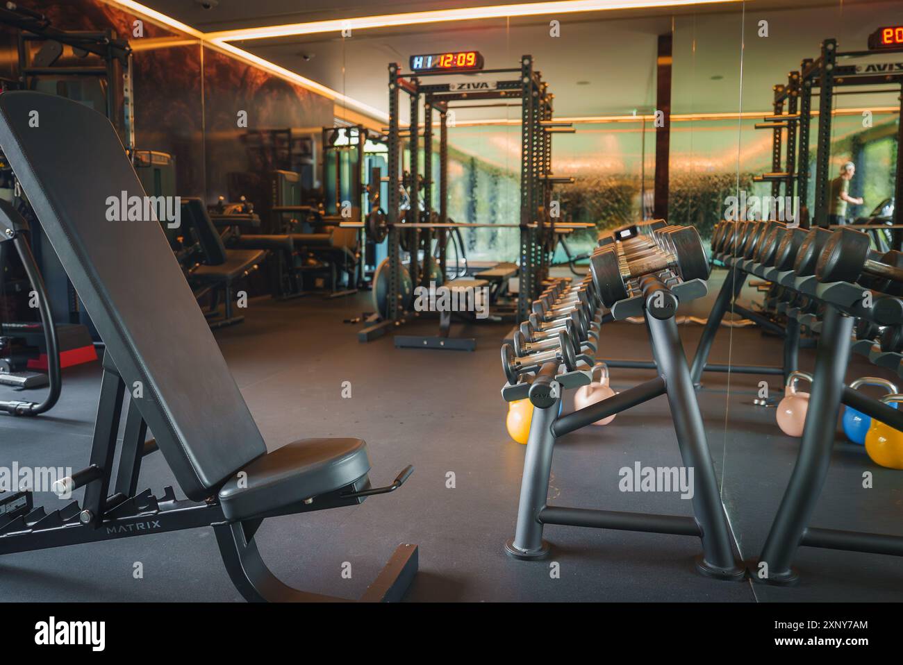 Moderna palestra interna con attrezzature di alto livello in un ambiente di lusso Foto Stock