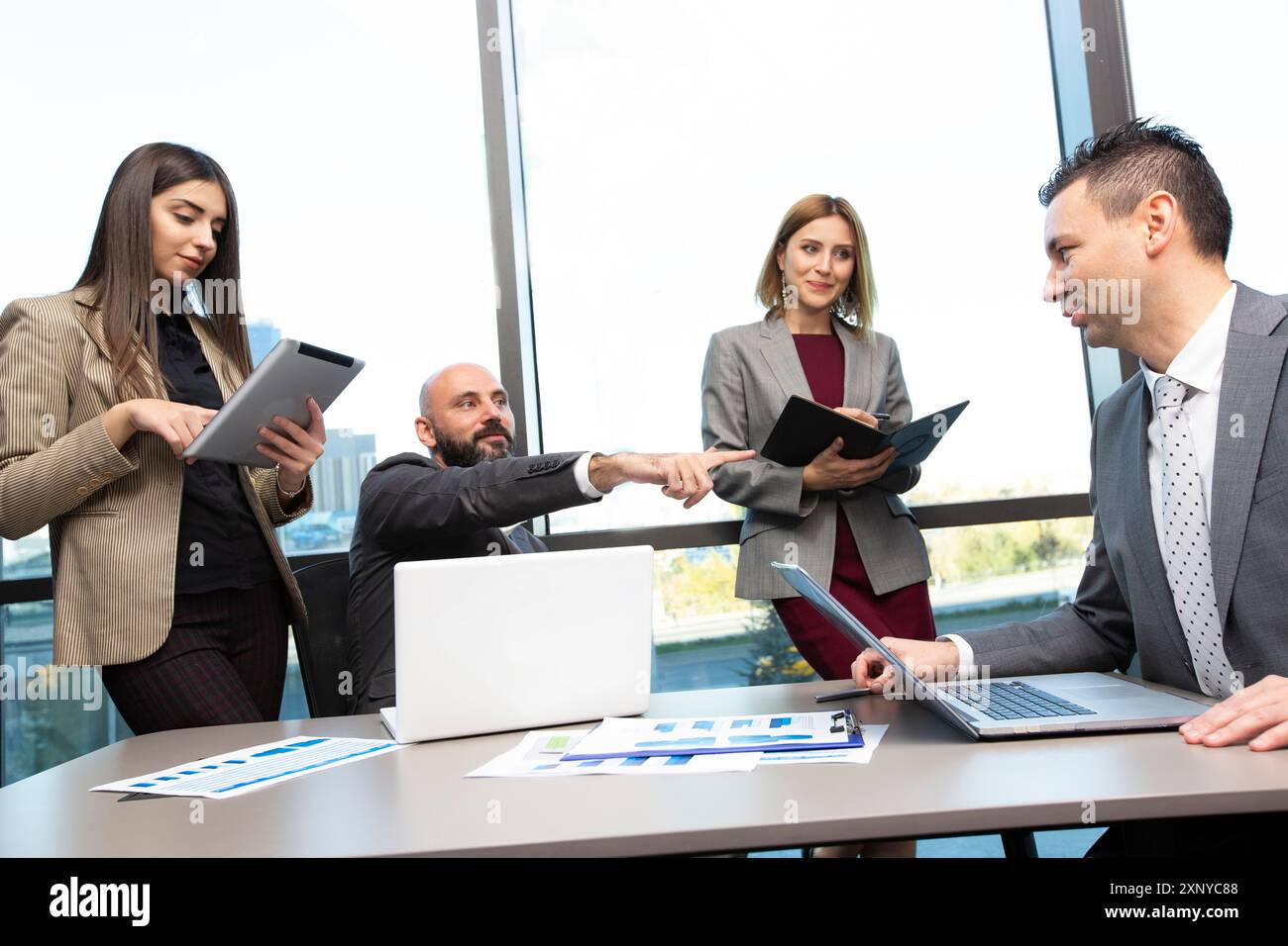 Persone d'affari in riunione in ufficio. Foto Stock
