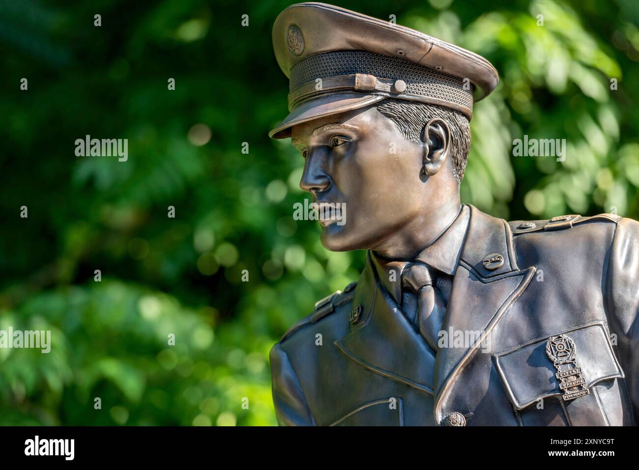 Statua di bronzo, monumento al cantante rock Elvis Presley, King of Rock 'n' Roll in uniforme della terza divisione corazzata degli Stati Uniti, ponte sugli Stati Uniti Foto Stock