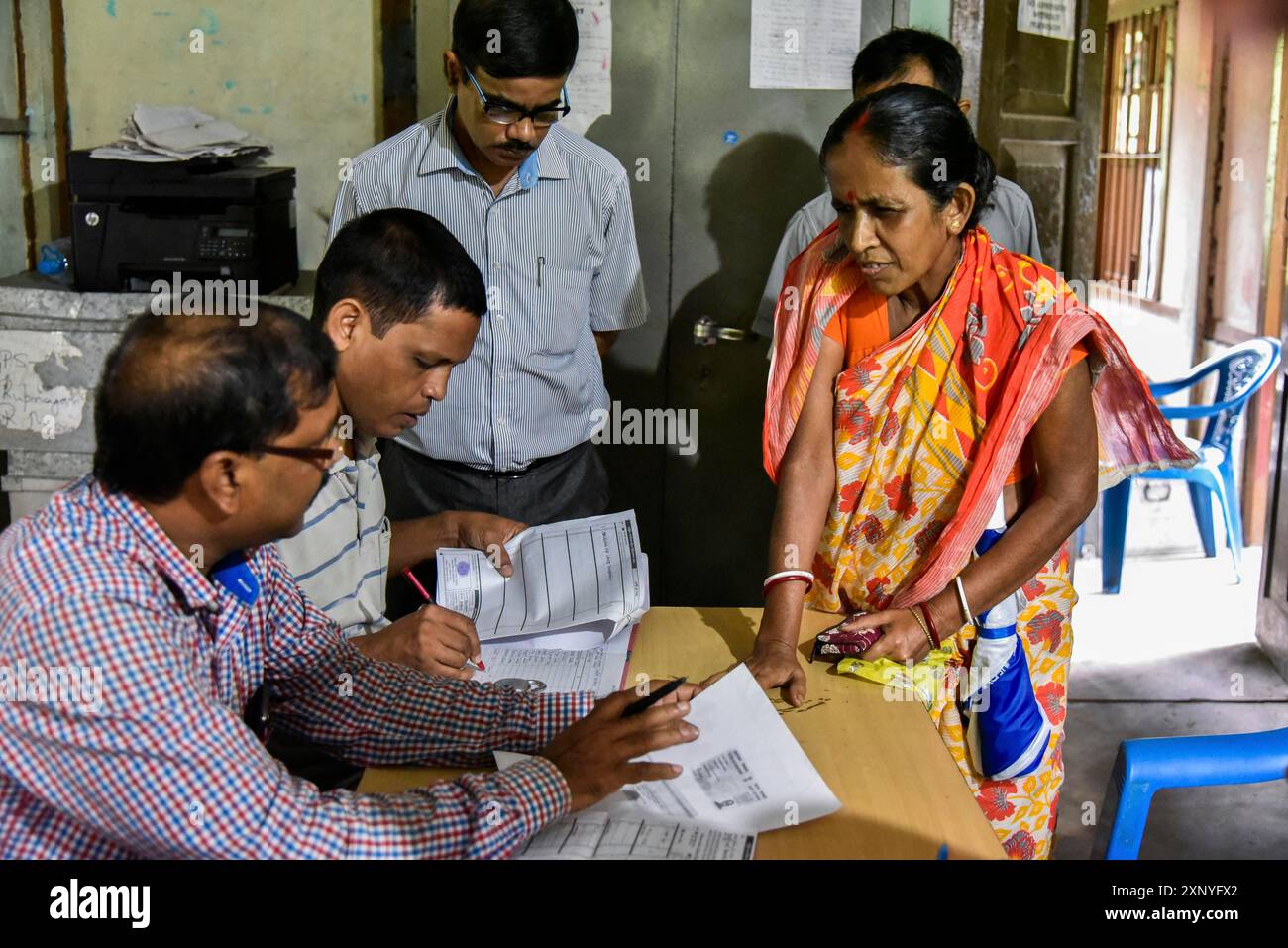 Persone che rivendicano con documenti al NRC Seva Kendra, i cui nomi sono stati esclusi dalla bozza completa a Guwahati, Assam, India martedì, settembre Foto Stock
