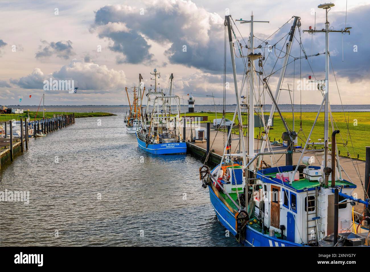 Porto di SIEL con barche per gamberi e faro di Kleiner Preusse, Wremen, Wurster North Sea Coast, Land Wursten, Cuxland, bassa Sassonia, Germania Foto Stock