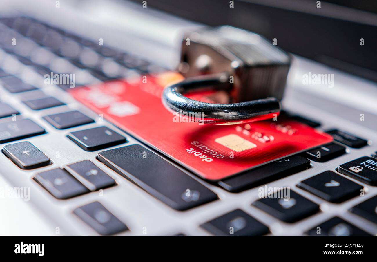 Lucchetto sopra la carta di credito sulla tastiera del laptop. Apri il lucchetto con carta di credito sulla tastiera. Concetto di furto di informazioni sulle carte di credito Foto Stock