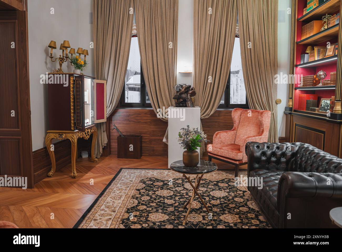 Interni lussuosi con design elegante ed elementi antichi Foto Stock