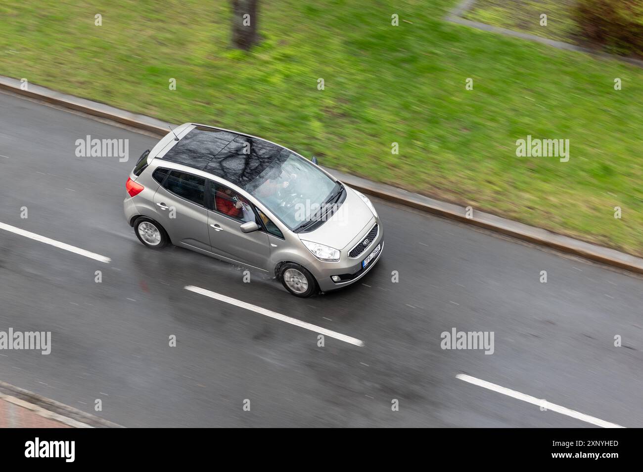 OSTRAVA, REPUBBLICA CECA - 23 MARZO 2024: Minivan KIA venga con effetto di sfocatura del movimento Foto Stock
