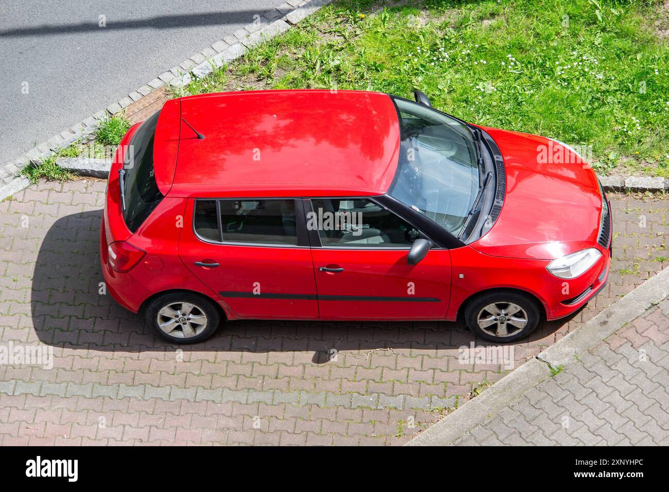 OSTRAVA, REPUBBLICA CECA - 11 MAGGIO 2024: Veicolo berlina Red Skoda Fabia II parcheggiato in strada Foto Stock