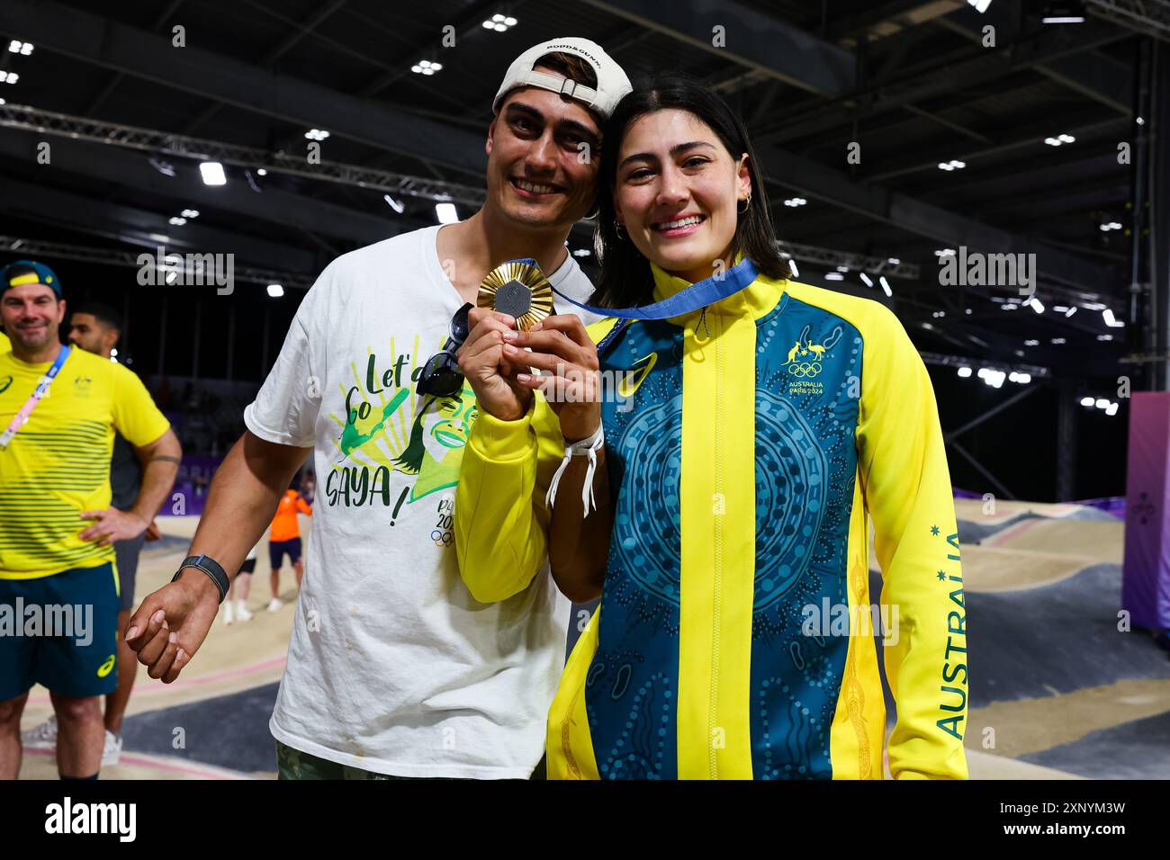 Parigi, Francia, 2 agosto 2024. Saya Sakakibara, australiana, con suo fratello Kai, celebra una medaglia d'oro emozionale durante le Olimpiadi di Parigi 2024 WomenÕs Cycling BMX Racing Final allo stadio BMX di Saint-Quentin-en-Yvelines il 2 agosto 2024 a Parigi, Francia. Credito: /Speed Media/Alamy Live News Foto Stock