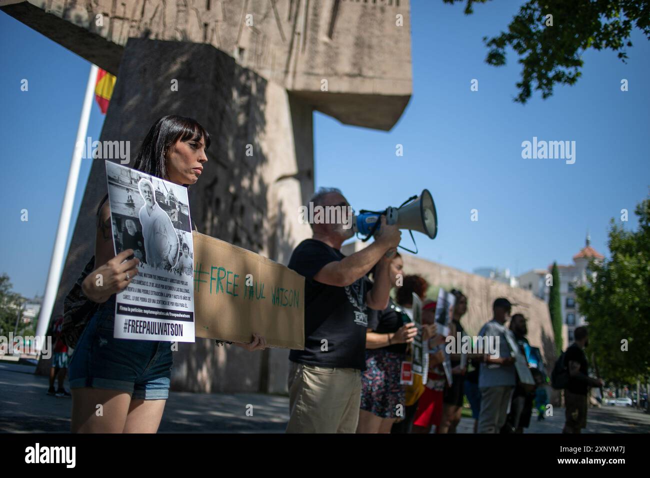 Madrid, Spagna. 2 agosto 2024. Protesta di fronte all'ambasciata danese a Madrid per chiedere il rilascio urgente dell'attivista anti-baleniera Paul Watson. Il fondatore dell'organizzazione Sea Shepherd è stato arrestato il 21 luglio dalla polizia danese in Groenlandia e rischia di essere estradato in Giappone, dove avrebbe potuto trascorrere fino a 15 anni di prigione. Foto Stock
