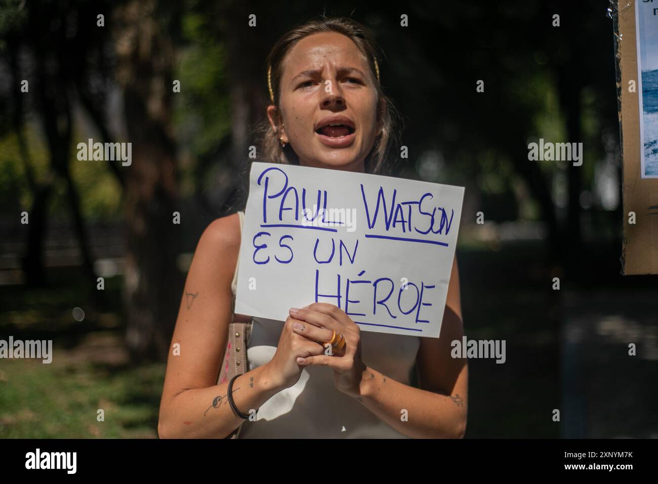 Madrid, Spagna. 2 agosto 2024. Protesta di fronte all'ambasciata danese a Madrid per chiedere il rilascio urgente dell'attivista anti-baleniera Paul Watson. Il fondatore dell'organizzazione Sea Shepherd è stato arrestato il 21 luglio dalla polizia danese in Groenlandia e rischia di essere estradato in Giappone, dove avrebbe potuto trascorrere fino a 15 anni di prigione. Foto Stock
