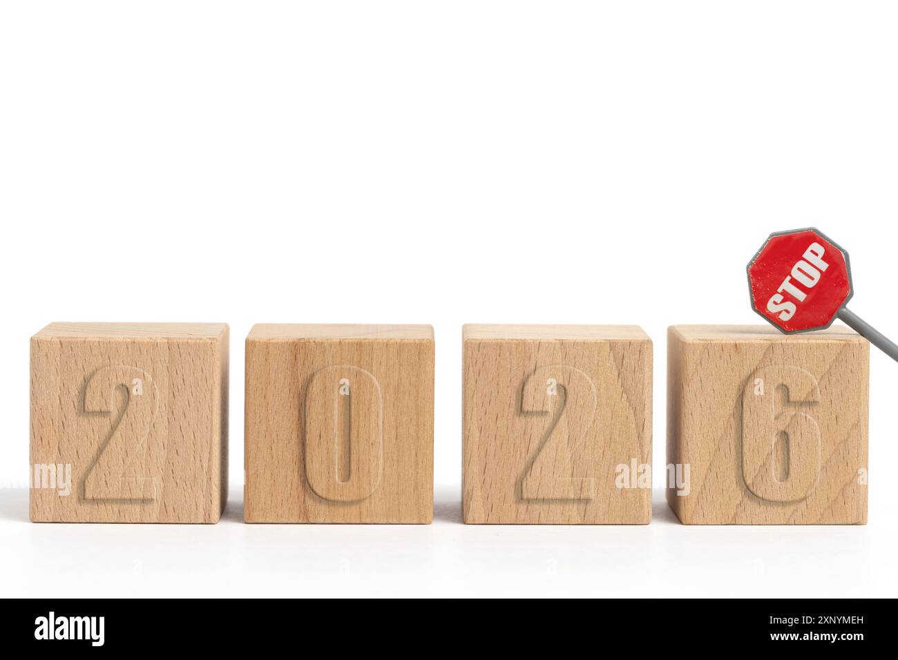 2026 su cubetti di legno con segnale di stop rosso isolato su sfondo bianco Foto Stock