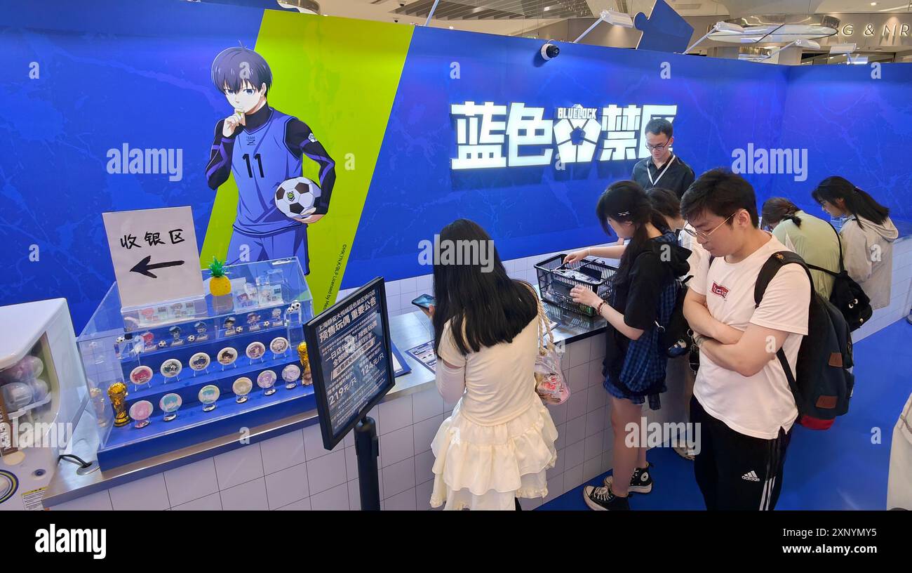 SHANGHAI, CINA - 1 AGOSTO 2024 - Blue Lock: Episode Nagi, negozio pop-up con licenza ufficiale a Shanghai, Cina, 1 agosto 2024. Foto Stock