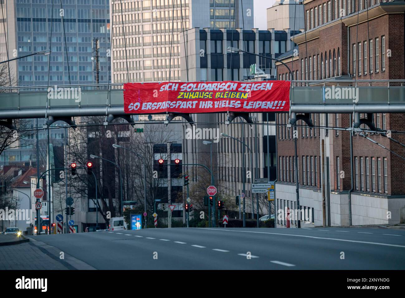 Il grande striscione invita le persone a rimanere a casa, chiede solidarietà, Alfredstrasse, B224, effetti della pandemia di coronavirus in Germania, Essen Foto Stock