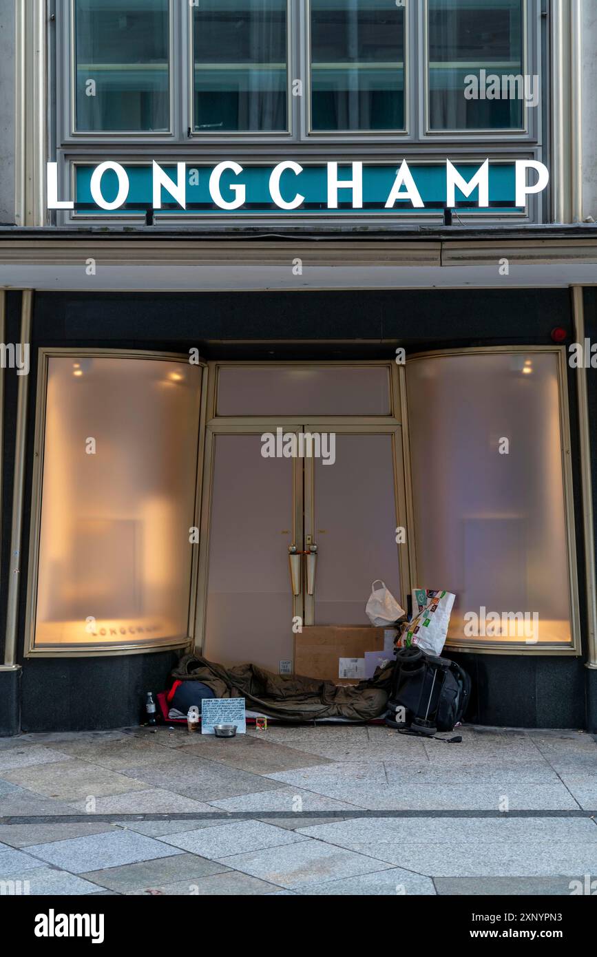 Accampamento di un senzatetto, all'ingresso di un negozio di pelletteria Longchamp, presso il Domplatte, a Colonia, durante il periodo natalizio di dicembre Foto Stock
