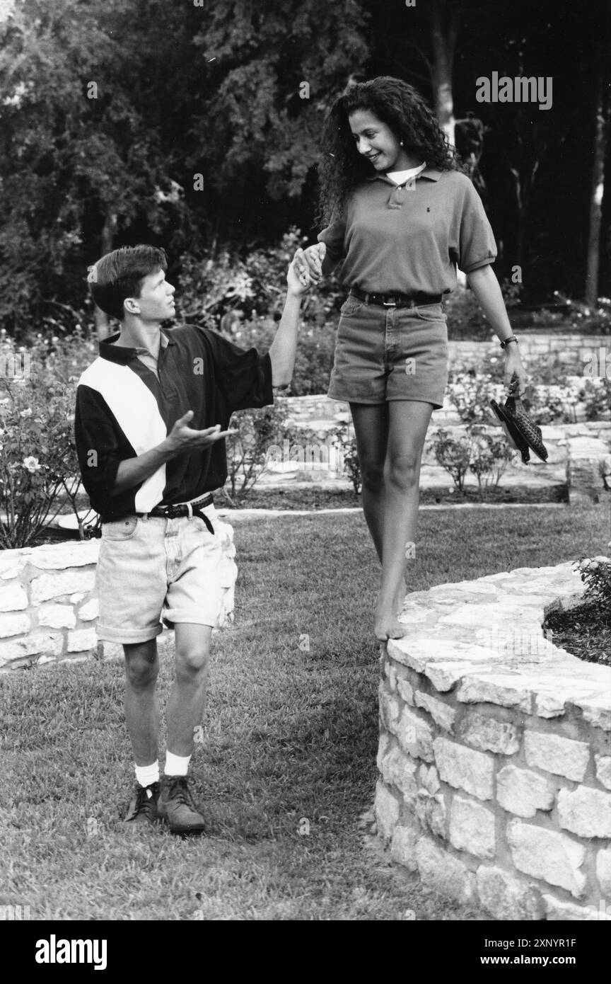Austin Texas USA, 1994: Teens Talking: Hispanic girl meets boy in City Park for a date MR EI-0168, 0181, NEG FILE EI-0307-3 ©Bob Daemmrich Foto Stock