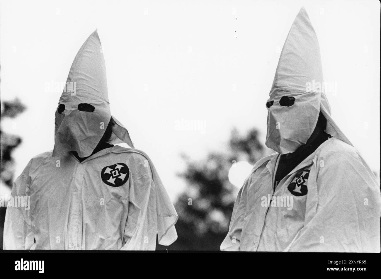 Bastrop, Texas USA, 1982: Uomini che indossano cappe e abiti bianchi che partecipano a un raduno del Klux Klan. ©Bob Daemmrich Foto Stock