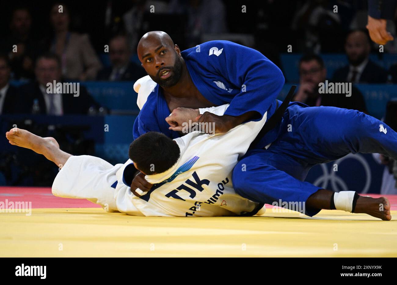 Parigi, Francia. 2 agosto 2024. Teddy Riner (top) francese gareggia con Temur Rakhimov del Tagikistan durante la simifinale maschile di judo di 100 kg di tabella B ai Giochi Olimpici di Parigi 2024 a Parigi, Francia, il 2 agosto 2024. Crediti: Li An/Xinhua/Alamy Live News Foto Stock