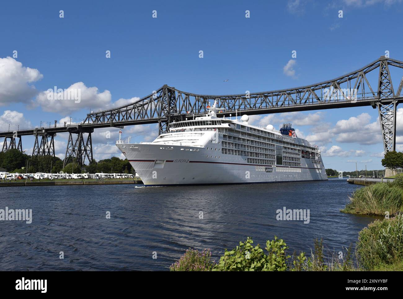 La nave da crociera Europa 2 passa attraverso il ponte ferroviario nel canale di Kiel a Rendsburg, Canale di Kiel, Schleswig-Holstein, Germania Foto Stock