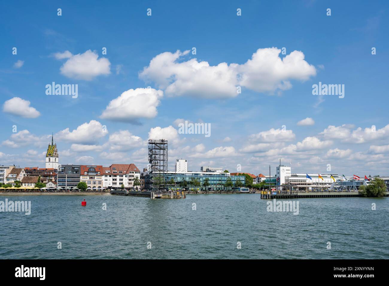 Vista dal traghetto che attraversa il lago di Costanza fino all'ingresso del porto e al lungomare della città di Friedrichshafen, il lago di Costanza Foto Stock