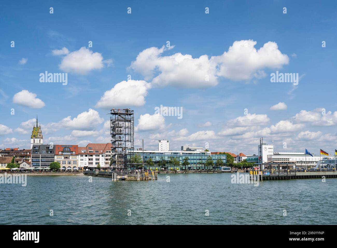 Vista dal traghetto che attraversa il lago di Costanza fino all'ingresso del porto e al lungomare della città di Friedrichshafen, il lago di Costanza Foto Stock