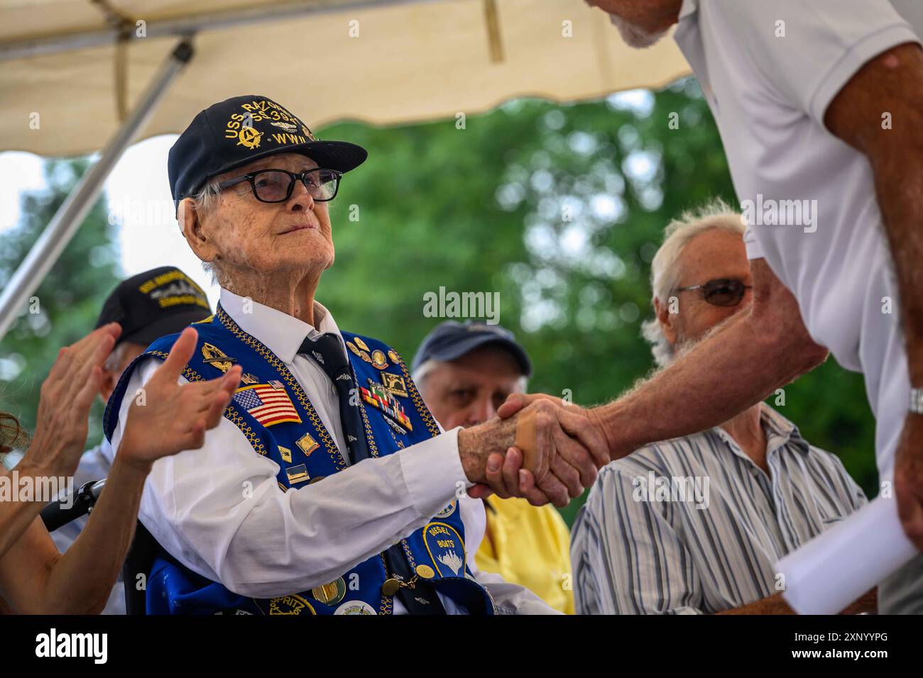 Wrightstown, New Jersey, Stati Uniti. 25 luglio 2024. Il sottufficiale della Marina degli Stati Uniti CALVIN MOON, un veterano sottomarino della seconda guerra mondiale di 100 anni, riceve una Distinguished Service Medal dal dall'Army Brig. Gen. Timothy Coakley, Direttore del New Jersey National Guard Joint staff, presso il Brigadier General William C. Doyle Veterans Memorial Cemetery, Wrightstown, New Jersey, 25 luglio 2024. Moon ricevette anche una targa USS New Jersey SSN-796 della USS New Jersey (SSN 796), il Master Chief Joseph Calhoun, Chief of the Boat, insieme ai marinai assegnati alla USS New Jersey. (Immagine di credito: © Michael Foto Stock