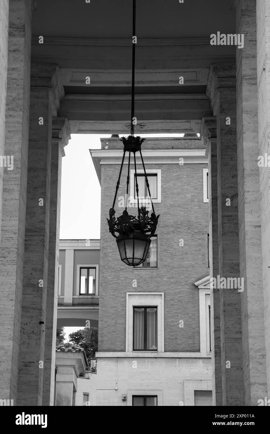 Lampada a sospensione in metallo che fuoriesce dal corridoio esterno in bianco e nero Foto Stock