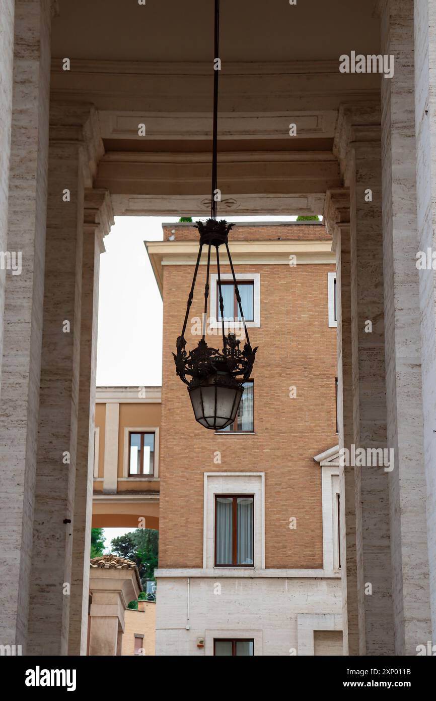 Lampada a sospensione in metallo che fuoriesce da un corridoio esterno Foto Stock