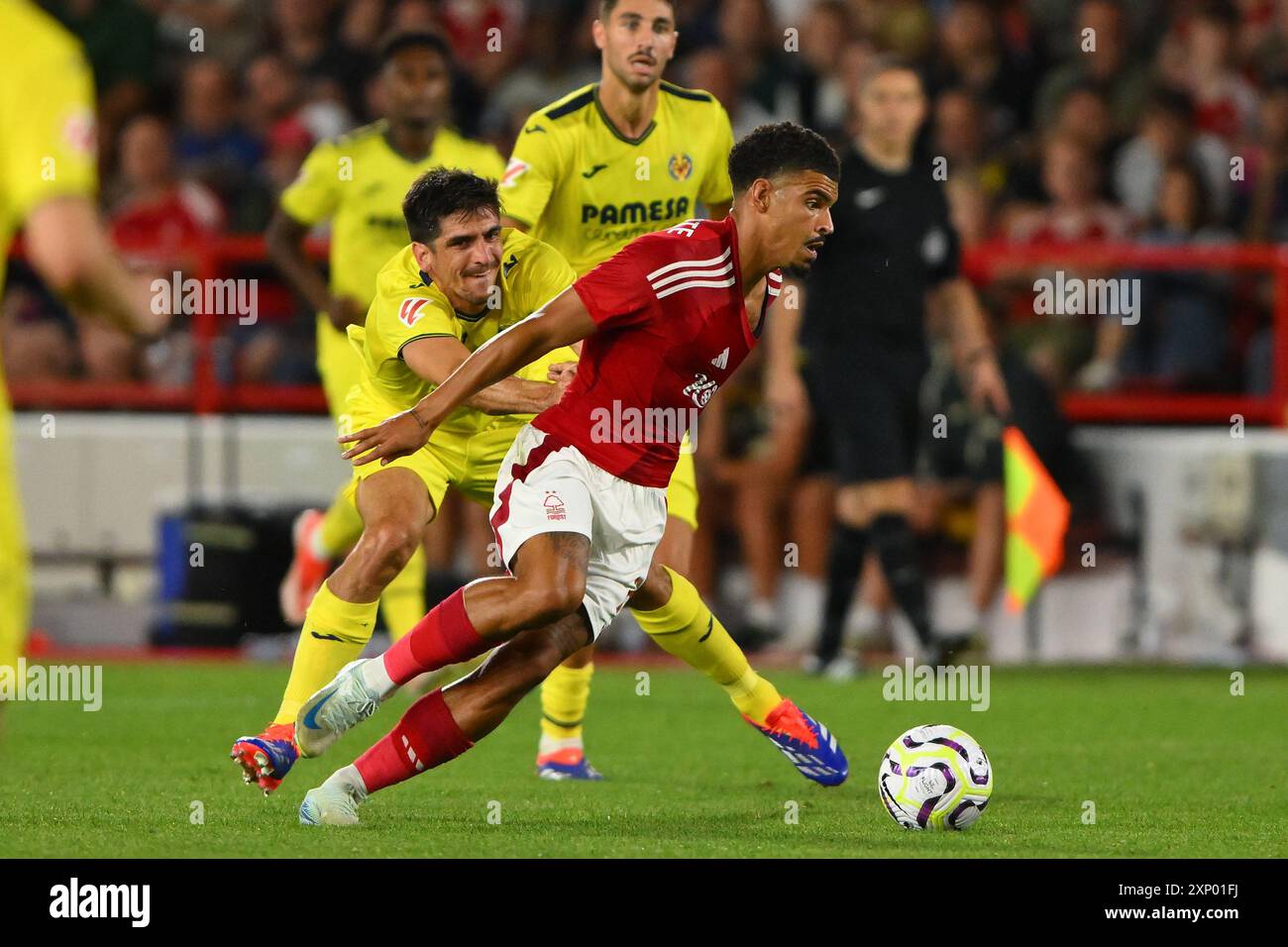 Morgan Gibbs-White di Nottingham Forest combatte con Gerard Moreno di Villarreal durante l'amichevole di pre-stagione tra Nottingham Forest e Villareal CF al City Ground di Nottingham venerdì 2 agosto 2024. (Foto: Jon Hobley | mi News) crediti: MI News & Sport /Alamy Live News Foto Stock