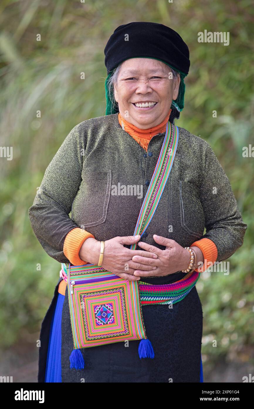 Donna vietnamita, 69 anni, della minoranza Hmong in abiti di tutti i giorni, ritratto, villaggio Bac Sum, provincia di ha Giang, Vietnam Foto Stock