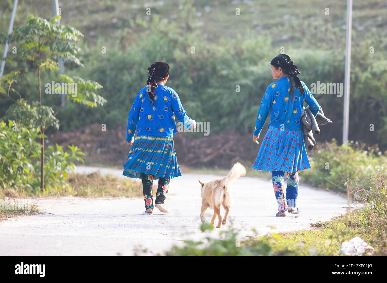 Due donne della minoranza hmong si vestono tutti i giorni in una strada, Du gia, provincia di ha Giang, Vietnam Foto Stock