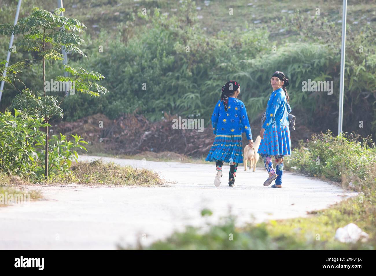 Due donne della minoranza Hmong si vestono tutti i giorni in una strada, Du gia, provincia di ha Giang, Vietnam Foto Stock