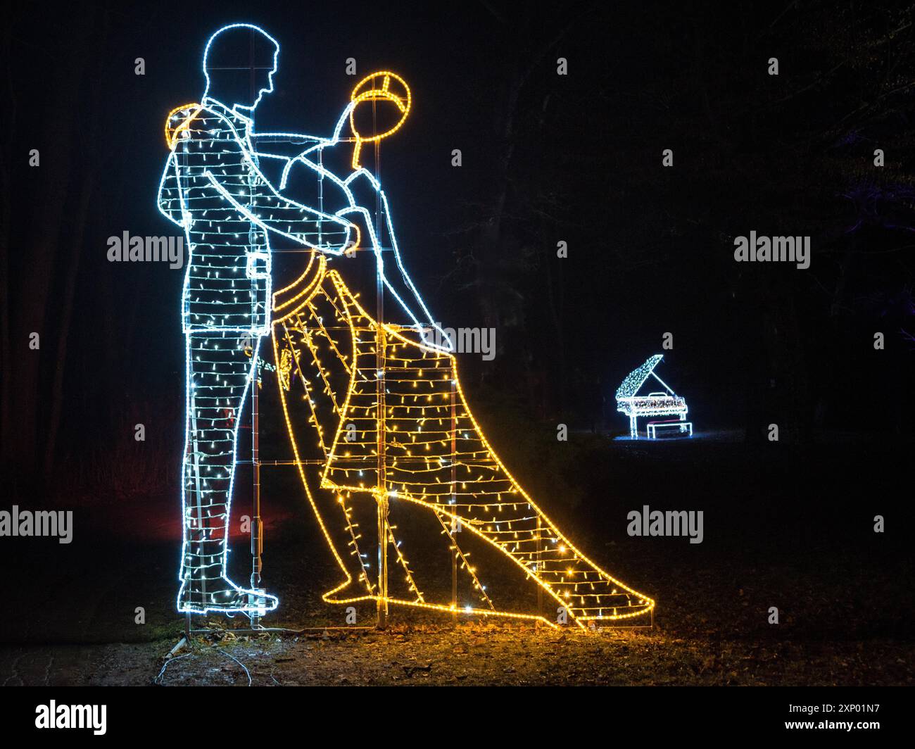 Coppia di ballerini fatti di luce di natale Foto Stock