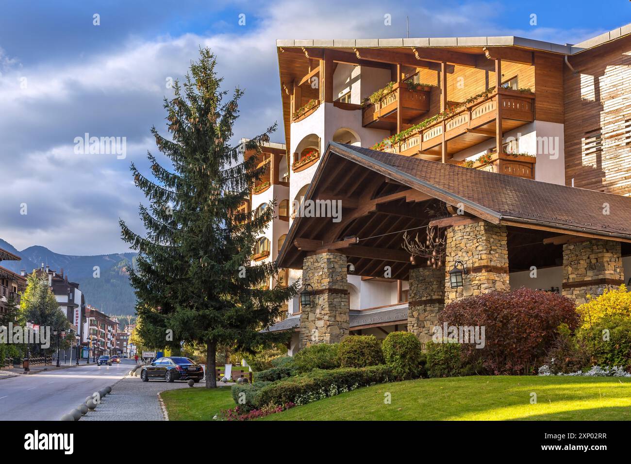 Bansko, Bulgaria, 31 ottobre 2020: Vista sulla strada autunnale e sul monte Pirin, case e alberi colorati Foto Stock
