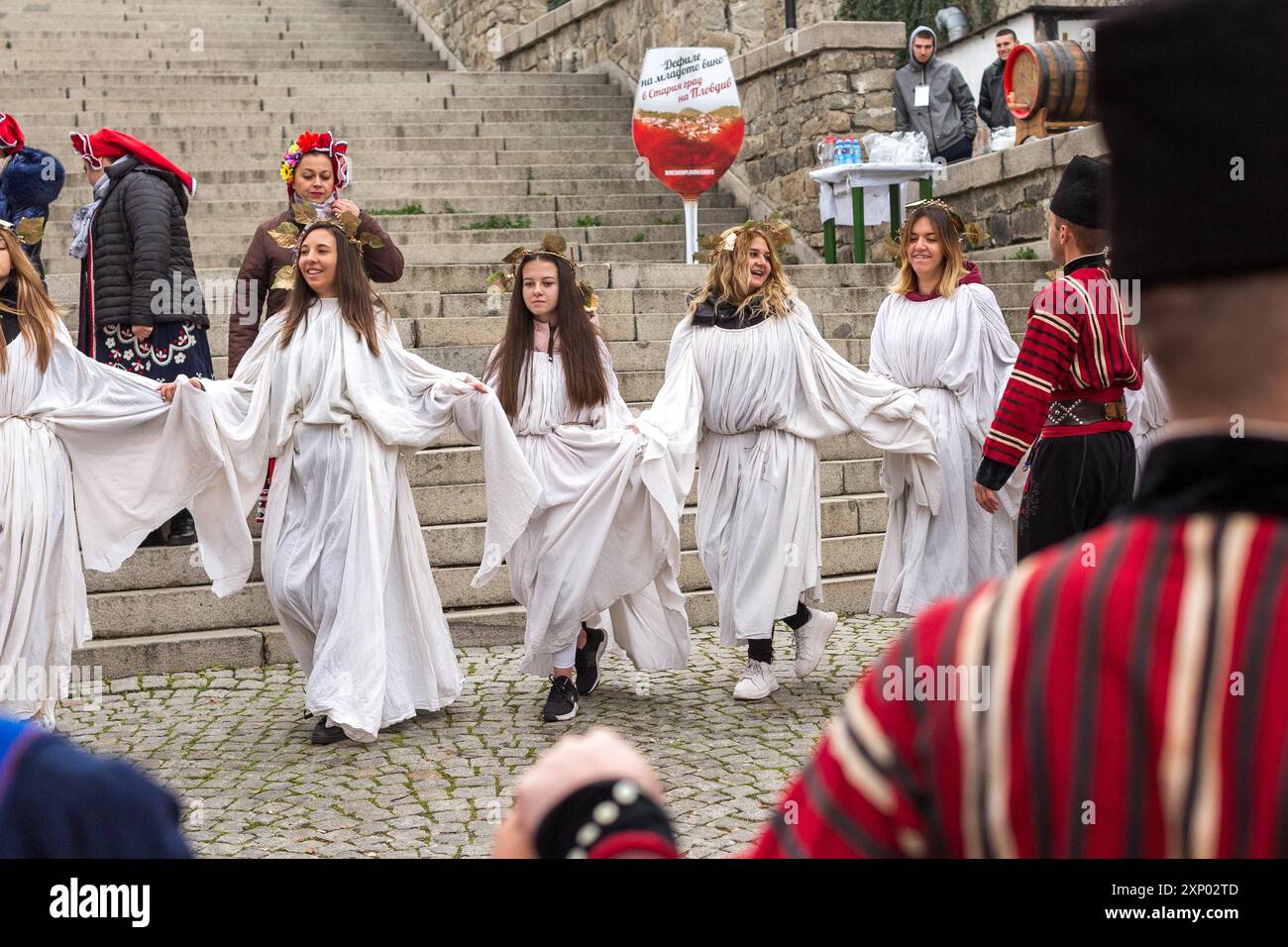 Plovdiv, Bulgaria, 26 novembre 2021: Sfilata dei giovani vini nella città vecchia, processione dionisiaca Foto Stock