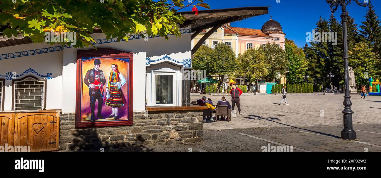 Razlog, Bulgaria, 20 ottobre 2020: Vista panoramica sulla piazza del centro con alberi autunnali e panorami delle persone Foto Stock